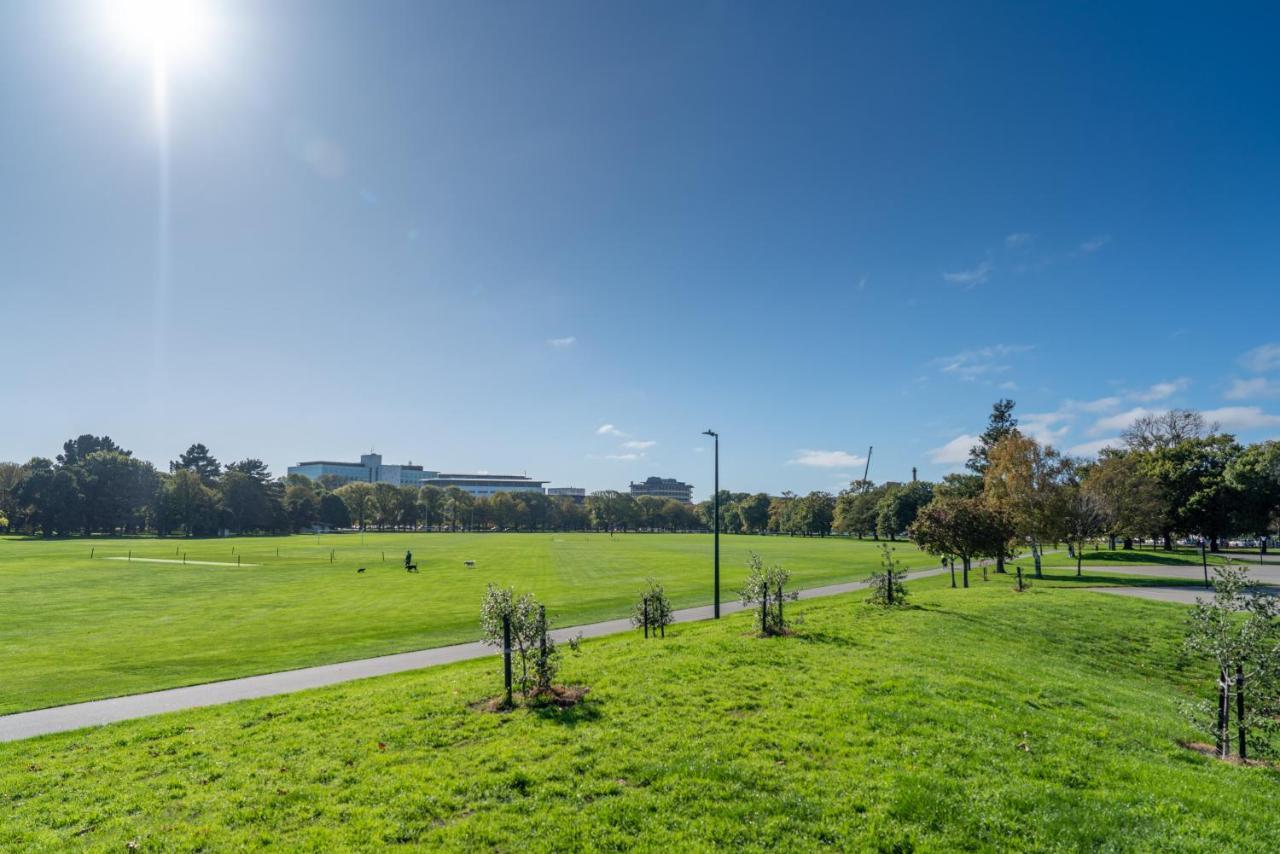 King Bed On Hagley Park Corner In The Cbd Lägenhet Christchurch Exteriör bild