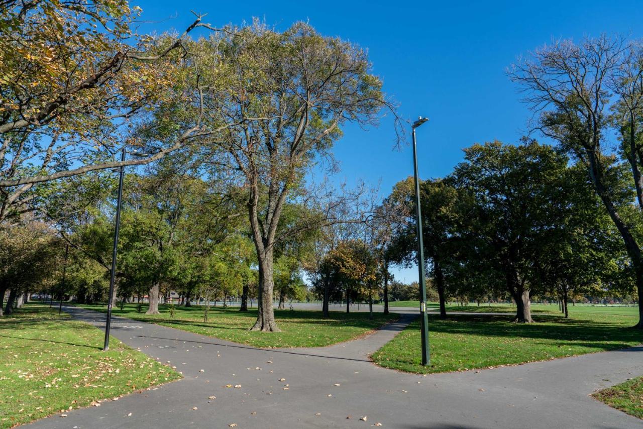 King Bed On Hagley Park Corner In The Cbd Lägenhet Christchurch Exteriör bild