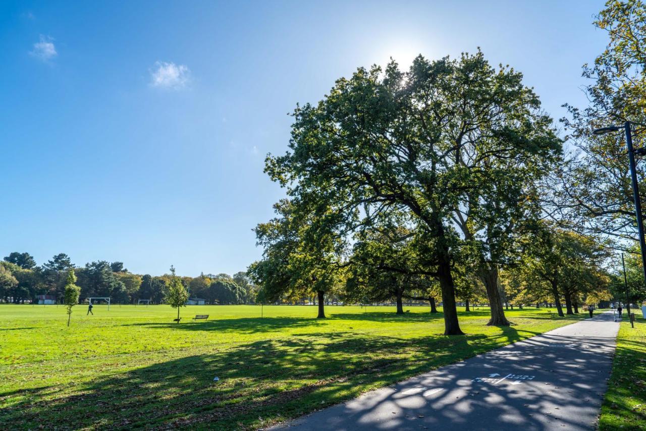 King Bed On Hagley Park Corner In The Cbd Lägenhet Christchurch Exteriör bild